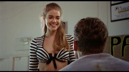 デニス・リチャーズ（1994年映画『タミーとT-レックス』でのデニス・リチャーズのセクシーなシーン）