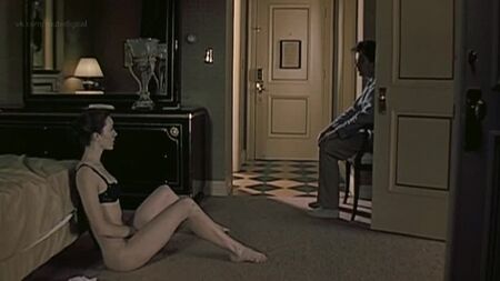 モリー・パーカーのヌードシーン - 『ザ・センター・オブ・ザ・ワールド』（2001年）HD 720p オンライン視聴