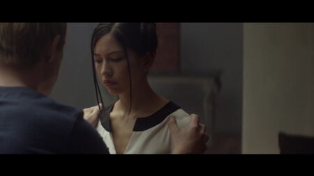 水野佐乃也、クレア・セルビーほか ヌード - 『エクス・マキナ』（2015）HD 1080p オンライン視聴