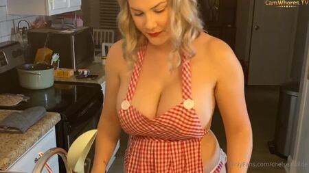 チェルシー・ワイルド　主婦が夕食を作る　キッチンで巨乳のメイド
