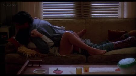 デブラ・ウィンガー、バーバラ・ハーシーのヌードシーン - 『危険な女』（1993年）HD 1080p オンライン視聴