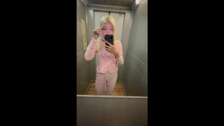 ナイフを持ったユリア・フィネス