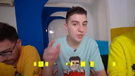 VLAD A4 紙 グレント・コビャコフ ビッグ、ミディアム、それともスモール？フードチャレンジ！