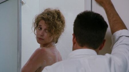 ナンシー・トラヴィス、アナベラ・シオラ ヌード - 『インサイダー』（1990年）HD 1080p オンライン視聴