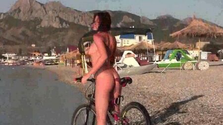 自転車で裸