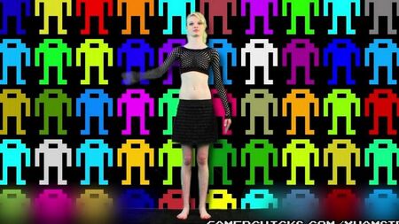 おっぱいを露出させている男性の群衆の前でストリップの踊り
