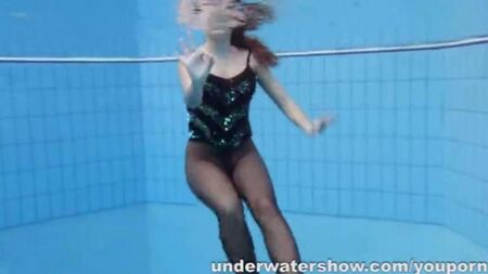 プールの裸の女性