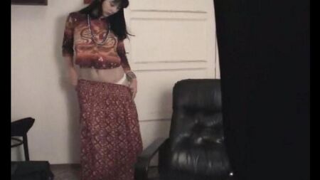 ロシアの少女は、マスターベーションの前に猫を振るのを忘れていました