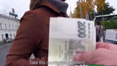 ブロンドは新しいソファのためにお金のためにファックします