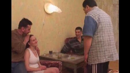 友達と酔った叔父がnieと近親相姦をします