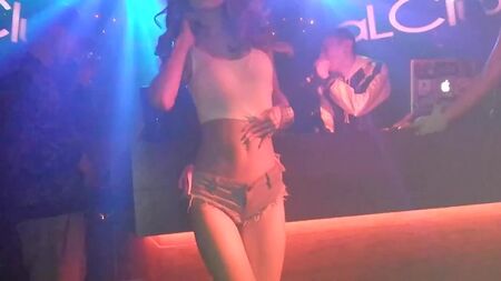 デニム姿の日本人セクシーガールによるアジアン・トゥワークダンス