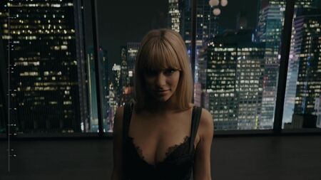 アマンダ・セイフライド、ジョーダン・クレア・ロビンスほか ヌード - 匿名 (2018) HD 1080p ウェブ