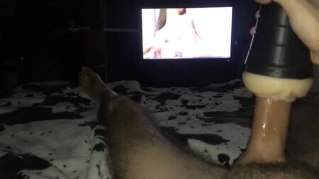 オナニーグッズを使ってポルノを見ながら自慰行為をする