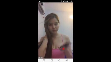 ベトナム人女性が胸を揉みしだき、カメラの前で胸を露わにする