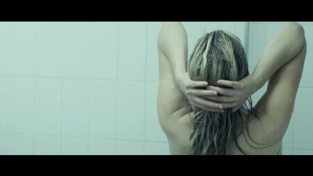 レイチェル・テイラーのヌード - 『ゴースト・マシン』（2009年）HD 1080p