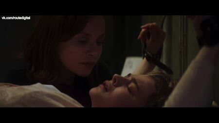クロエ・グレース・モレッツ、マイカ・モンロー – 『グレタ』（2018）HD 1080p ヌードシーンあり？ 超ホット！ オンラインで視聴