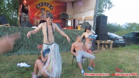 ロシア人の乳母たちが、ロックステージのすぐそばで男たちをもてなした！（超刺激的なポルノ、過激なセックス動画、スター出演のポルノ動画、スカートの中