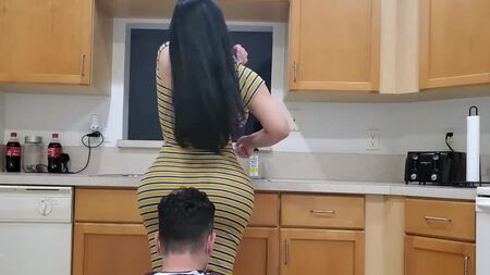 コロナウイルスのロックダウンで外出できない巨尻の継母、息子とセックス。ポルノ|ポルノ|巨尻|巨乳|近親相姦