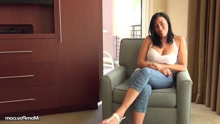 熟女ママを何度もイカせるまで激しく犯した、ママの視点のセックス・ポルノ・ファック・女性・オーガズム・巨乳・豊満なボディ・曲線美・熟女（Hot&Horny）