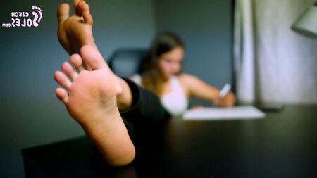 職場での足フェチ、臭い足、長い指、セクシーな足への崇拝、チェコの足の裏 HD ポルノ ноги фетиш フットフェチ ポルノ チェコ