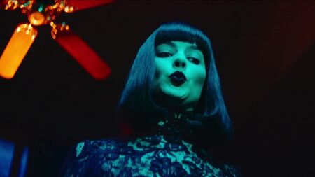 マーゴット・ロビー、カタリーナ・カス - 『ターミナル』（2018）HD 1080p ヌード？ ホット！ オンラインで視聴