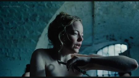 エマ・ストーンのヌードシーン - 『ファヴォリット』（2018）HD 1080p オンライン視聴 / エマ・ストーン - 『ファヴォリット』