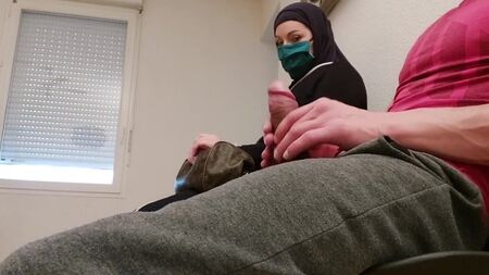 新型コロナウイルスのワクチン接種の列で自慰行為をする