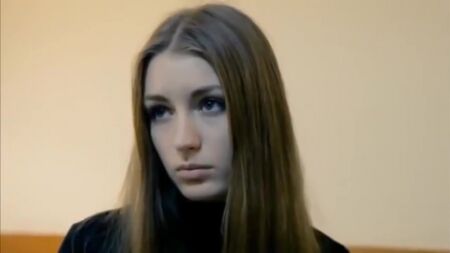 ロシアのポルノがお届けする：ロシア人美女のポルノ・キャスティング。とても美しい女性：