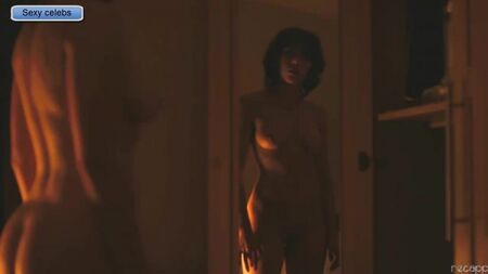 裸のスカーレット・ヨハンソンが鏡に映る自分を見つめている / Nude Scarlett Johansson view itself in the mirror
