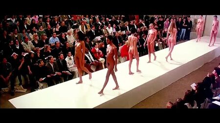 ランウェイ上のヌードモデル..mp4