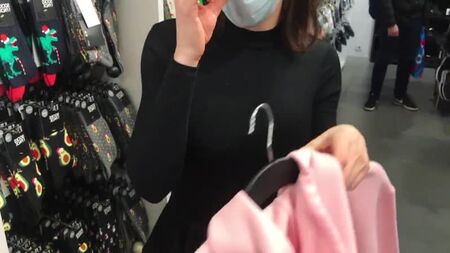 試着室で店員とセックス