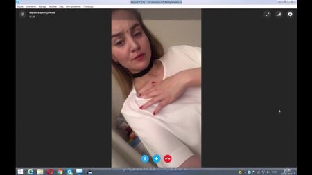 ロシア人の裸の女性がスカイプで胸と陰部を披露　モスクワ
