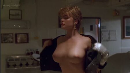 エリカ・エレニアックのヌードシーン – 『アンダー・シージ』（1992年）HD 1080p オンライン視聴 / エリカ・エレニアック – 『シージ』