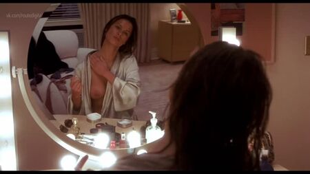 ローナ・ミトラのヌードシーン - 『ホロウ・マン』（2000）HD 1080p オンライン視聴 / ローナ・ミトラ - 『ホロウ・マン』