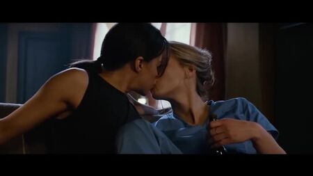 『ネメシス』でのミシェル・ロドリゲスの熱いレズビアン・キスシーン（4K ULTRA HD）