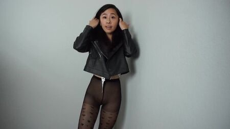 服の試着動画（でも全裸）
