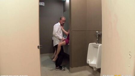レストランのトイレでのセックス