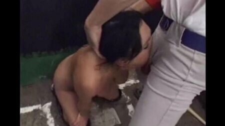 Basebobilistは、彼の若いファンを口の中で厳しく犯しました