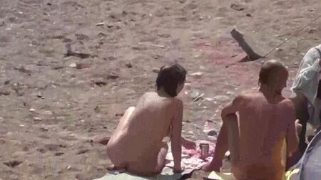 海で入浴する裸の女の子