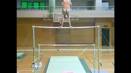 ルーマニアの体操選手、コリーナ・ウングレアヌが全裸でトレーニングしている