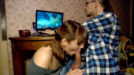 ロシア人の若者がカザフ人女性を平手打ちしたポルノ動画