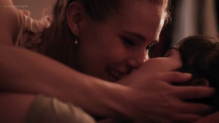 アレクサンドラ・ターシェン、ミシェル・ヘンドリー ヌード - 『ボーイ・ミーツ・ガール』（2014）HD 1080p オンライン視聴