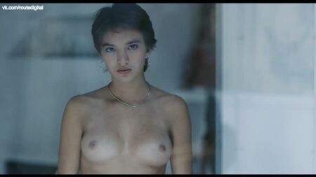 ローラ・スメット、ビリー・ブレイン ヌード - 『聖家族』（フランス・2019年）HD 1080p オンライン視聴 / ローラ・スメット、ビリー・ブレイン - 『聖家族』