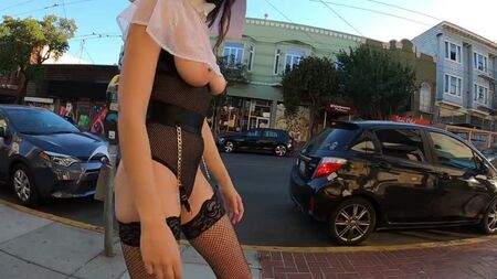 ShyGothExhib - 恥知らずな修道女がハロウィンの仮装でトップレスで街を歩く