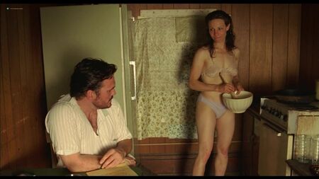 マリサ・トメイ、エミリー・ヒネック、リリ・テイラーのヌードシーン - 『ファクトトム』（2005）HD 1080p ウェブ版