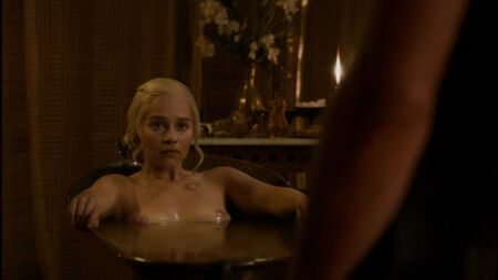 エミリア・クラークのヌード - Emilia Clarke Nude - 2010年『ゲーム・オブ・スローンズ』 - 2018年『ゲーム・オブ・スローンズ』シーズン3（ヌード・ヌードシーン出演の有名スターたち）
