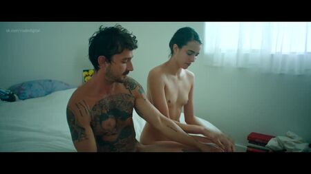マーガレット・クォーリー ヌード - 『Love Me Like You Hate Me』（2020）1080p / マーガレット・クォーリー - 『私を憎むように愛して』