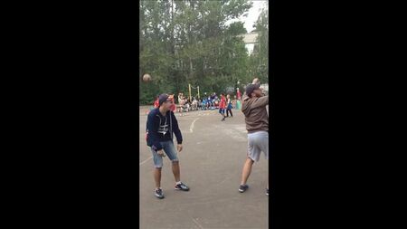 キャンプリーダーのヴァニャとイリヤが「ソク・ソク・バチ・バチ」のダンスを披露しています))))見て、一緒に覚えましょう)