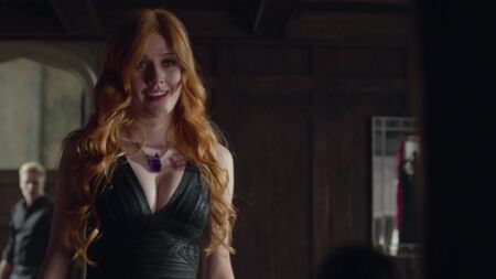エメラルド・トゥビア、キャサリン・マクナマラ セクシー - シャドウハンターズ (2016) 第1シーズン第4話