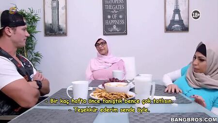 ターバンを巻いた継母が娘の恋人を誘惑する（トルコ語字幕付き）